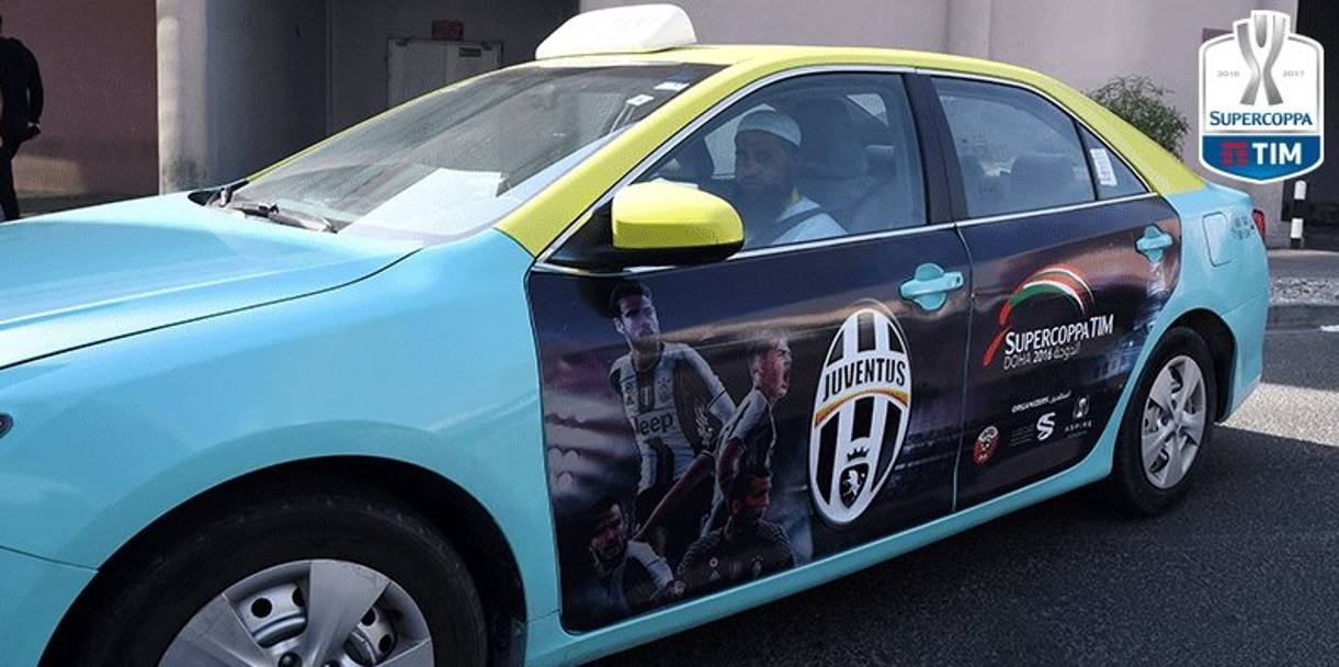 Un taxi addobbato con lo stemma della Juventus per le strade di Doha: si riconoscono anche le immagini di Pjanic, Dybala, Higuain e Buffon. Twitter: @SerieA_TIM